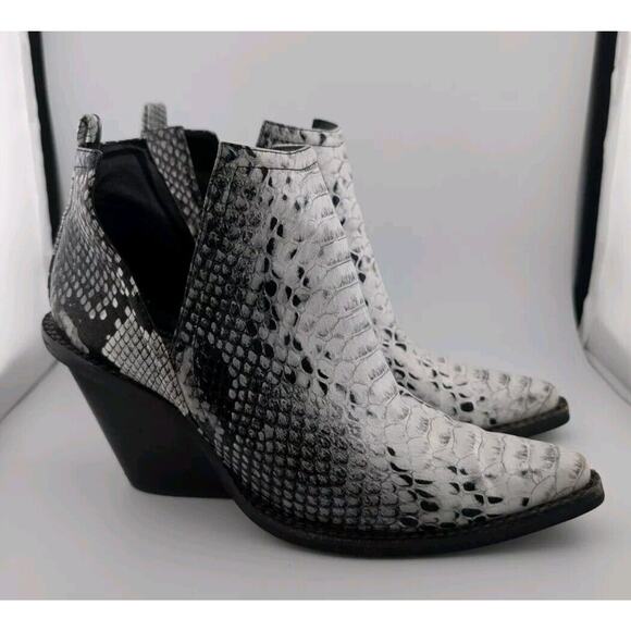 Free People Size 7 Snakeskin Booties Jeffrey Campbell White Black - Picture 1 of 10